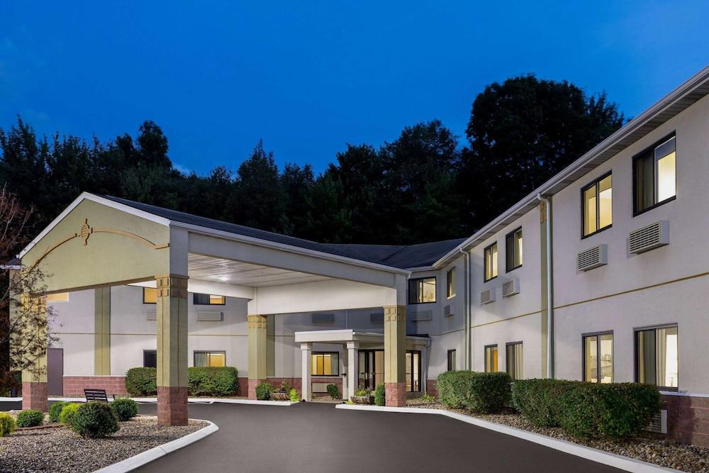 Super 8 by Wyndham Grove City em Mercer
