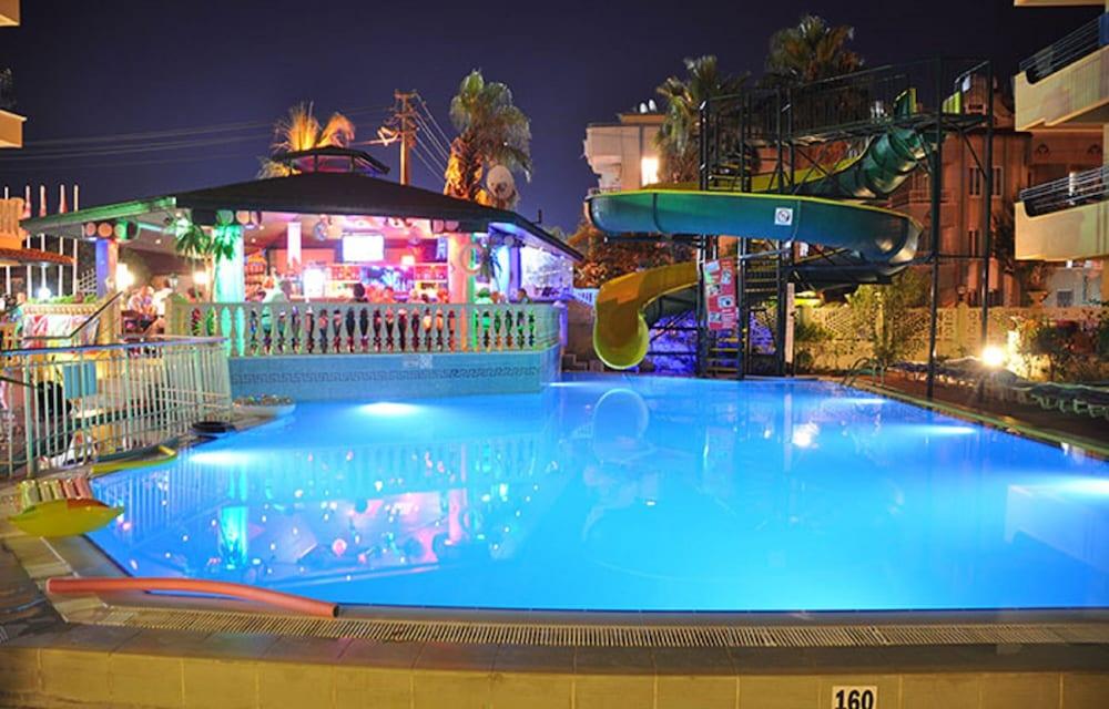 Maxwell Holiday Club