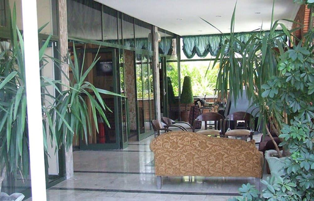 Maxwell Holiday Club