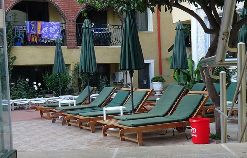 Maxwell Holiday Club