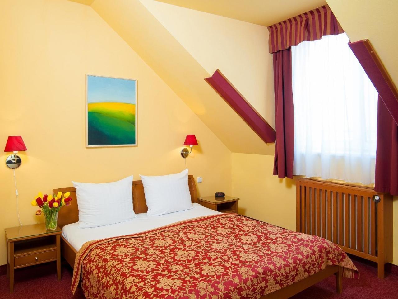 Hotel Cloister Inn