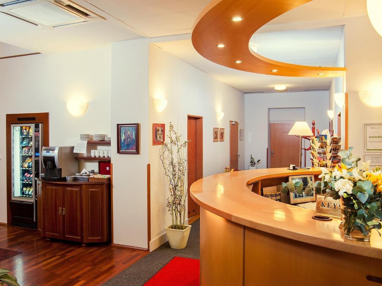 Hotel Cloister Inn
