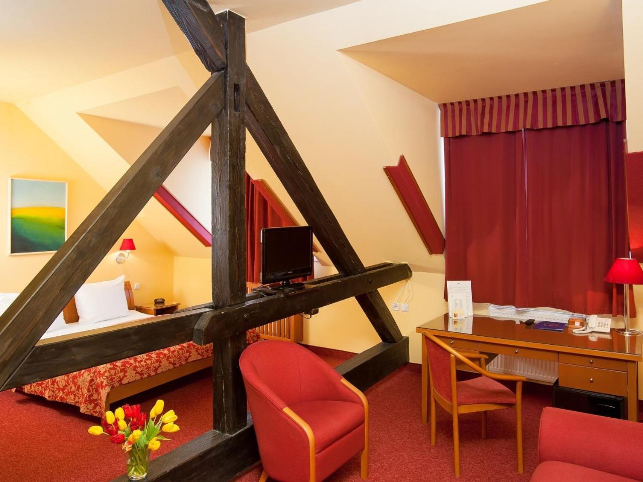 Hotel Cloister Inn