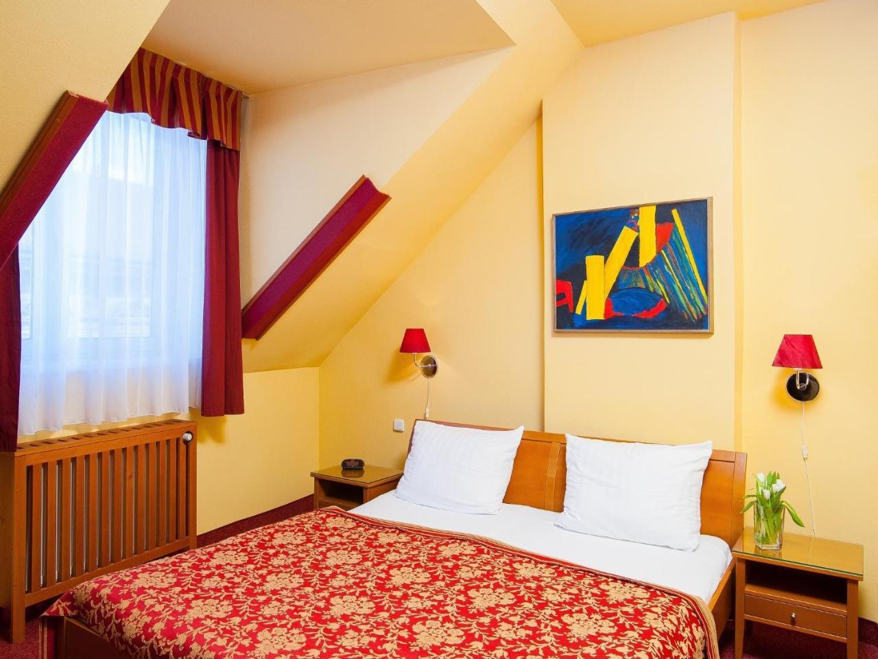 Hotel Cloister Inn