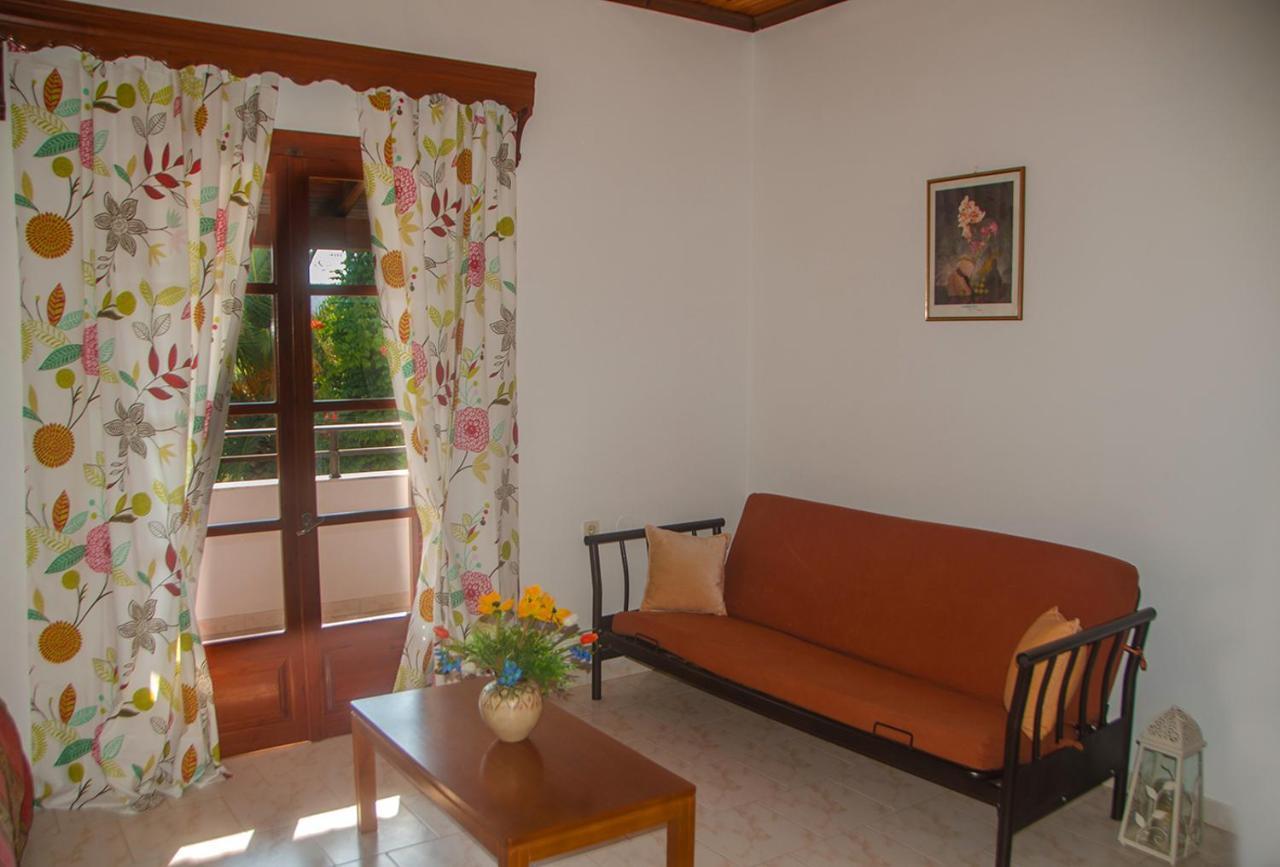 Takis & Efi Apartments 3 *
