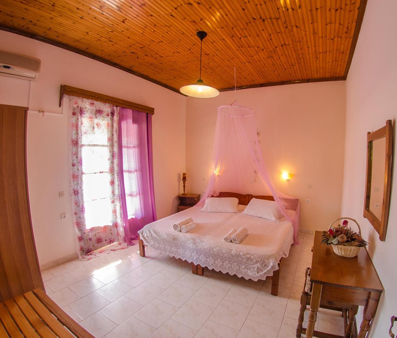 Takis & Efi Apartments 3 *