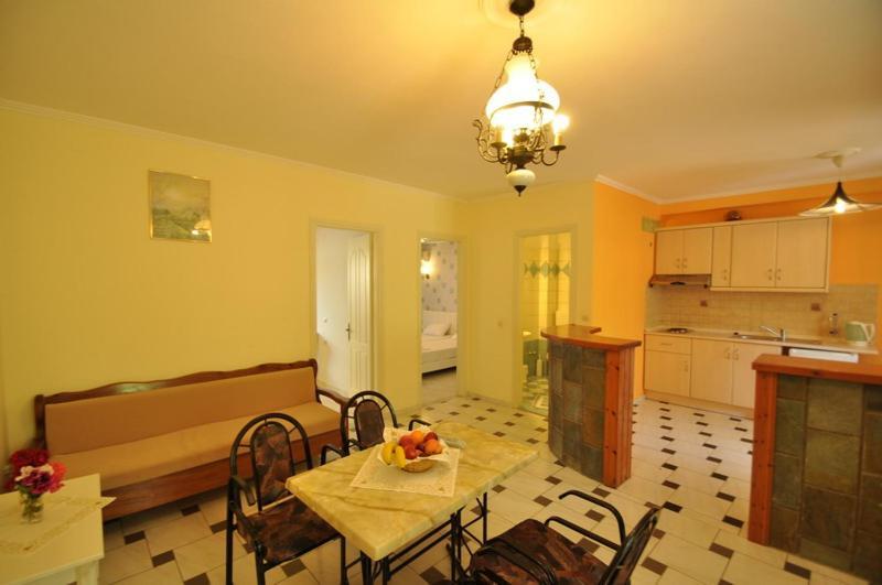 Steven\'s on the Hill 2 * Steven\'s on the Hill 2 *