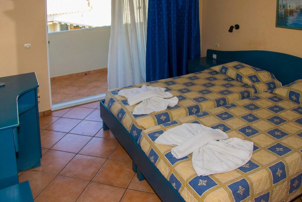Olive Grove Hotel 