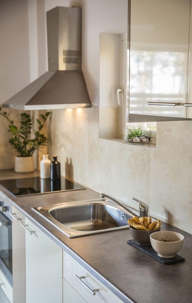 Malibu Studios & Apartments 