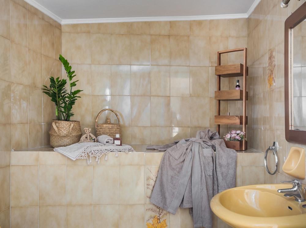 Malibu Studios & Apartments 