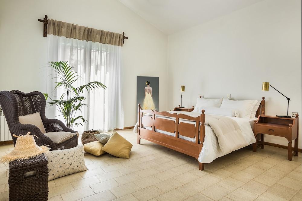 Malibu Studios & Apartments 