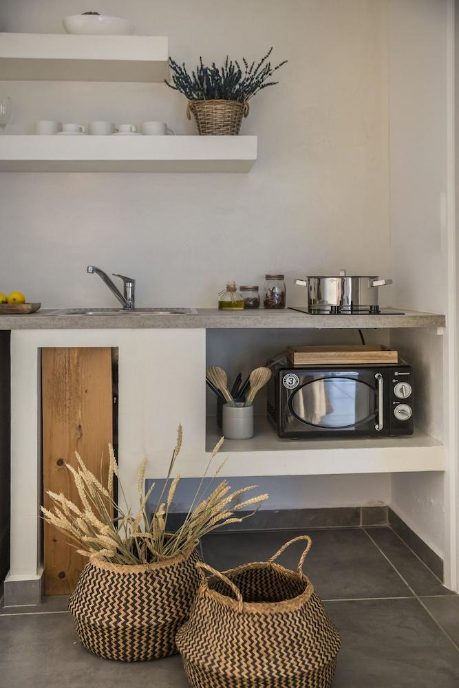 Malibu Studios & Apartments 