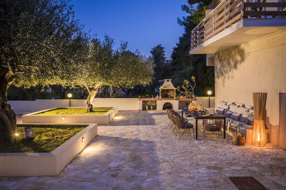 Malibu Studios & Apartments 