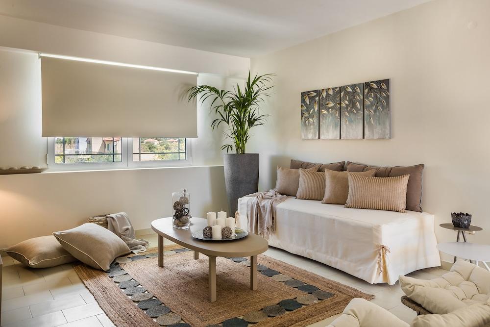 Malibu Studios & Apartments 