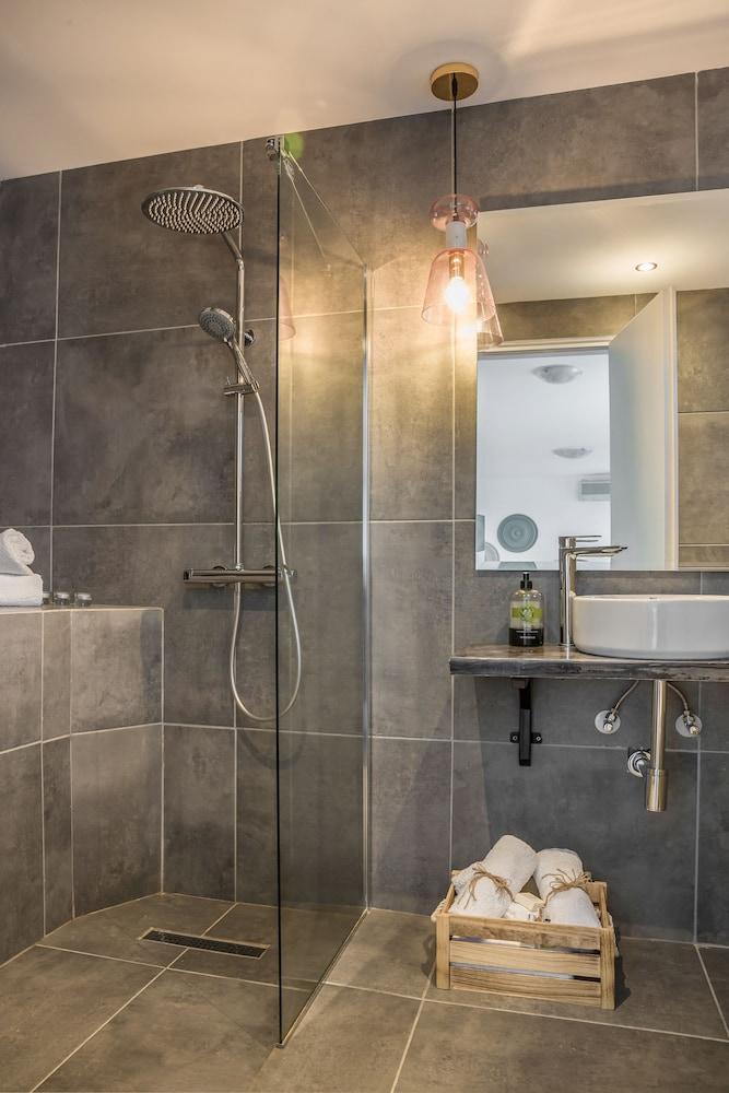 Malibu Studios & Apartments 