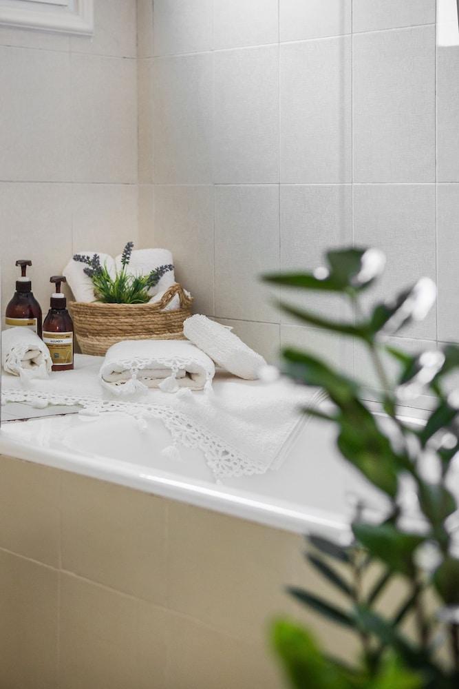 Malibu Studios & Apartments 