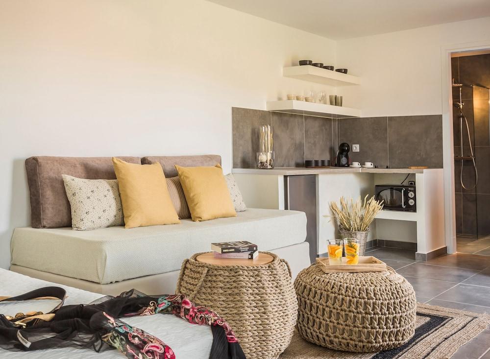 Malibu Studios & Apartments 