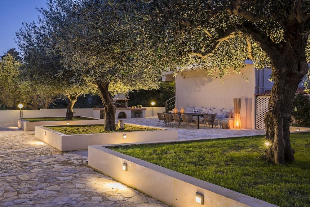 Malibu Studios & Apartments 