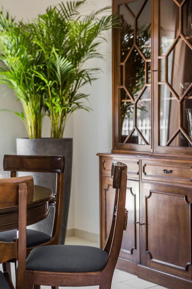 Malibu Studios & Apartments 