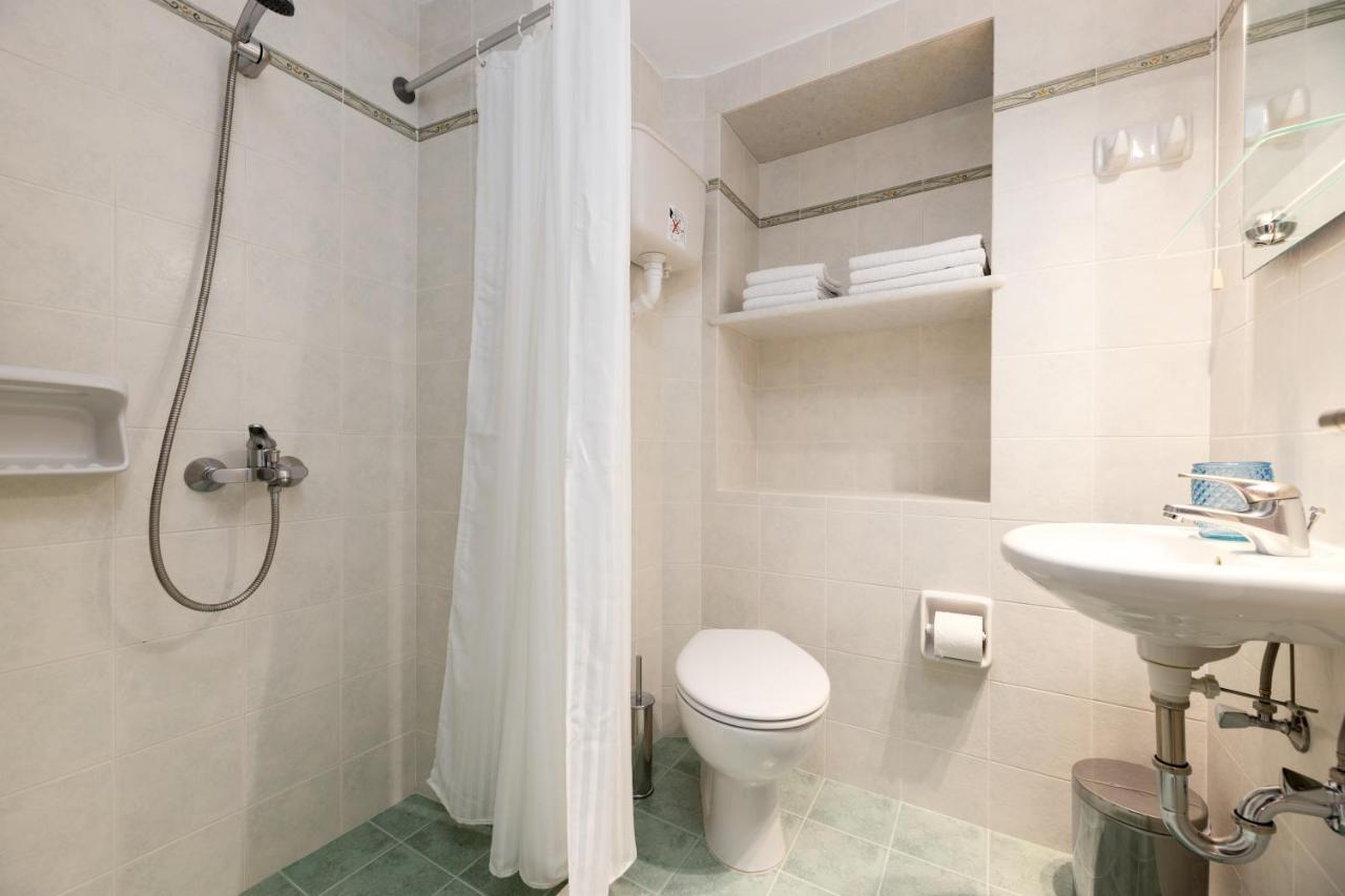 Hotel Dina 1 *