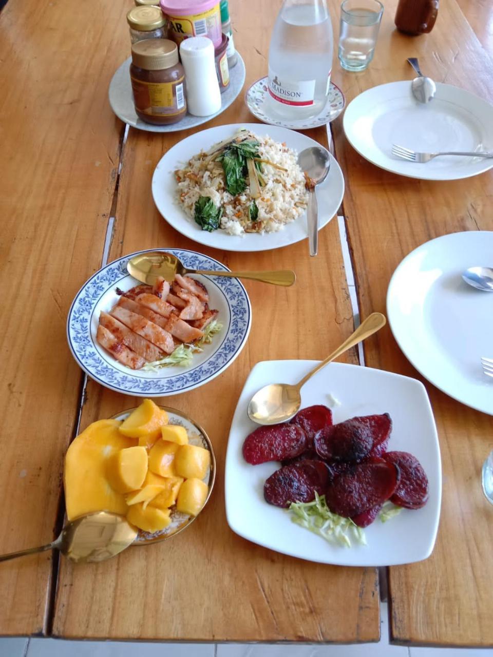 Riverside at Aninuan Accommodation and Food