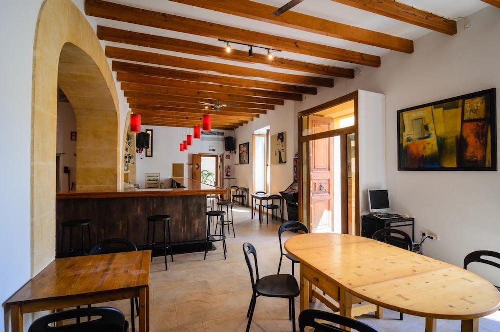 Embat Hostel
