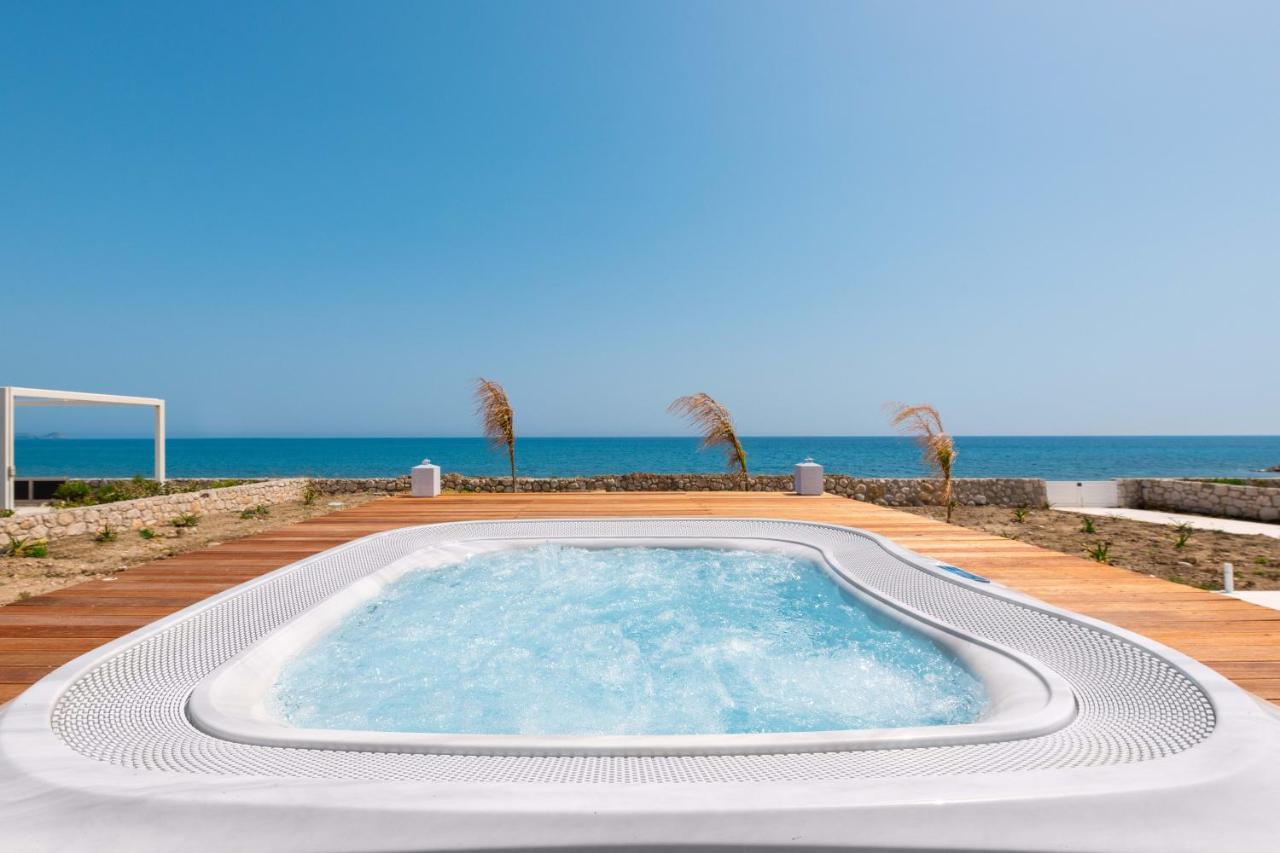 Maria & Nada Beachfront Villas 4 * Maria & Nada Beachfront Villas 4 *