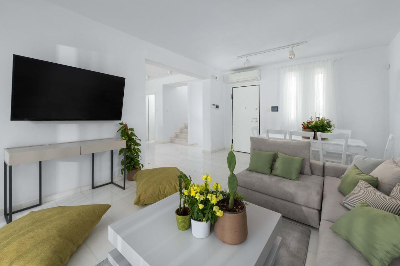 Maria & Nada Beachfront Villas 4 * Maria & Nada Beachfront Villas 4 *