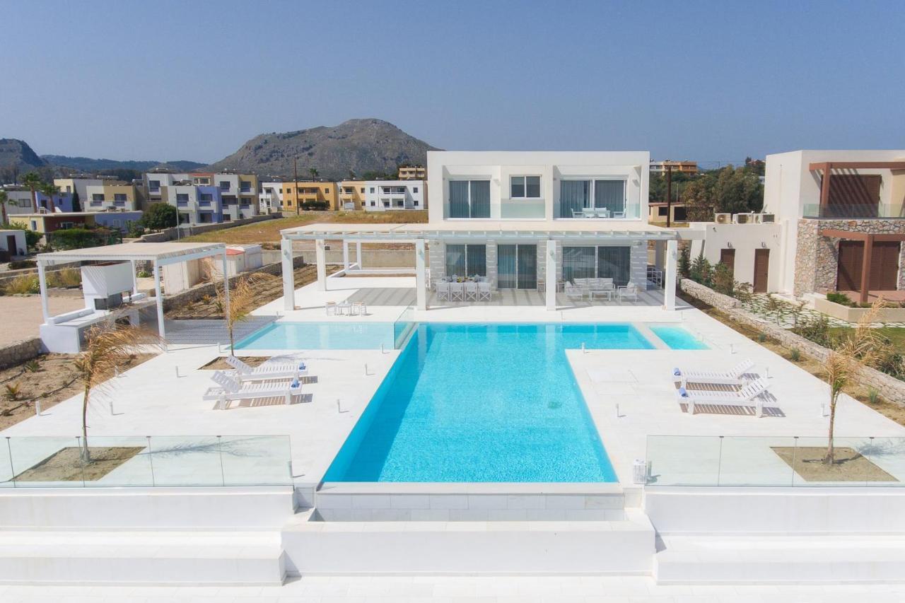 Maria & Nada Beachfront Villas 4 * Maria & Nada Beachfront Villas 4 *