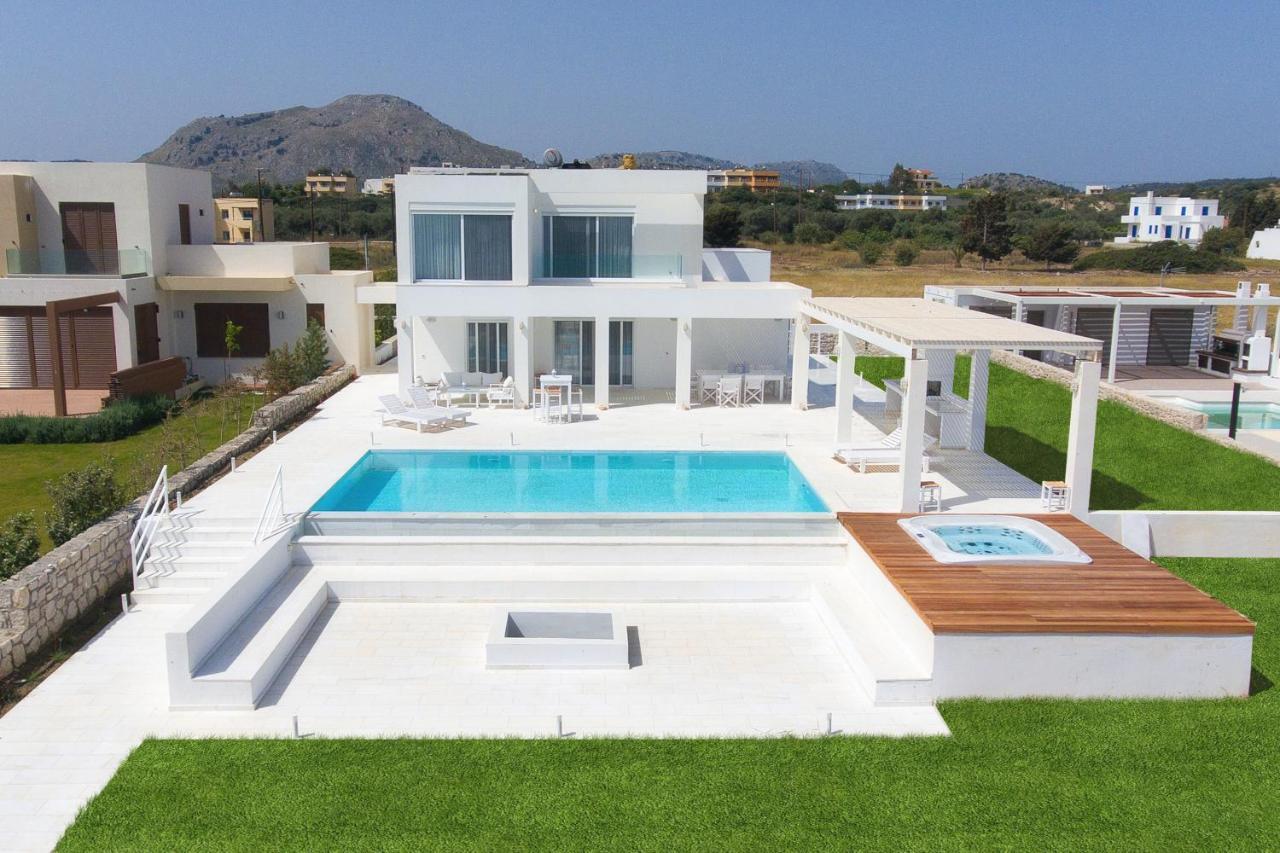 Maria & Nada Beachfront Villas 4 * Maria & Nada Beachfront Villas 4 *