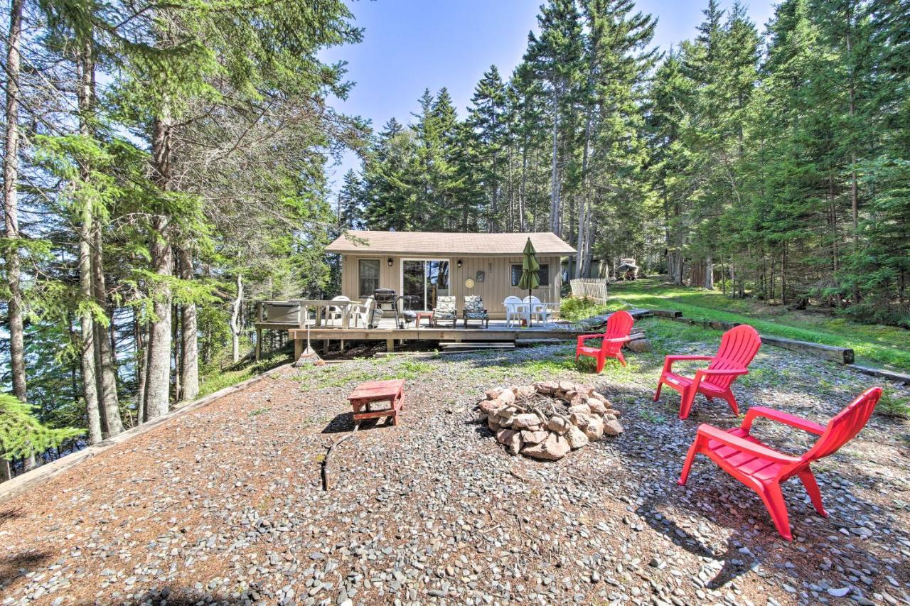 Cozy Cottage on Cat Cove with Wraparound Deck! em Stonington