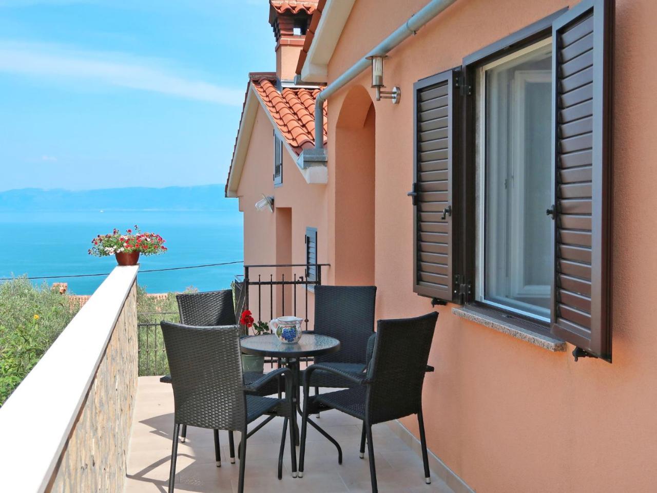 Apartment Elsa Lbn109 by Interhome