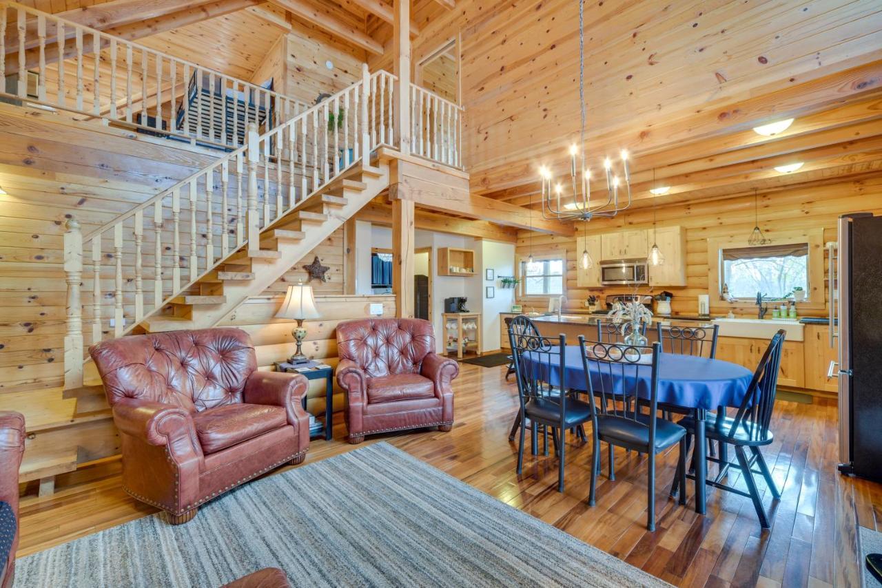 Modern Log Cabin with Rec Room, Steps To Lake! em Pine-city