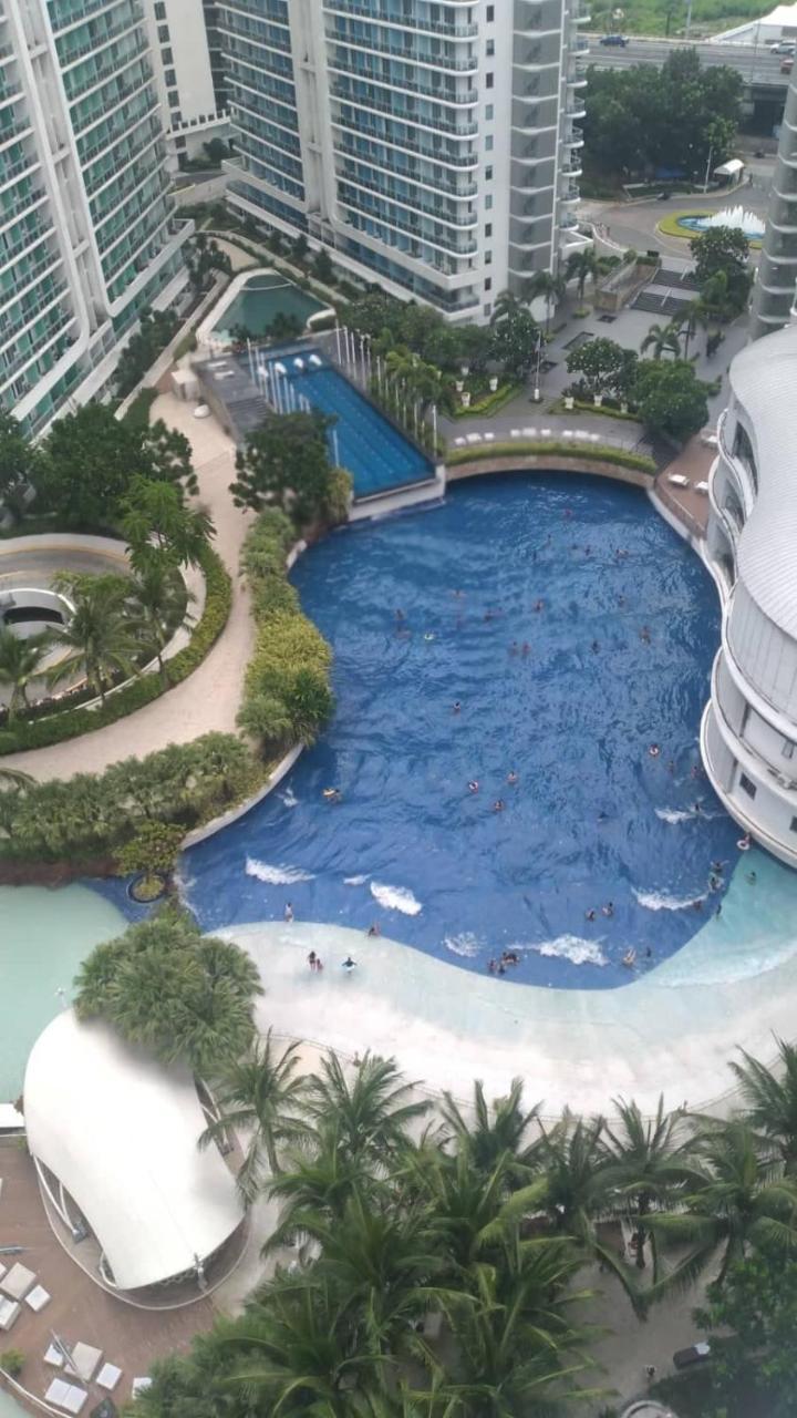 Manila Urban Resort at Azure
