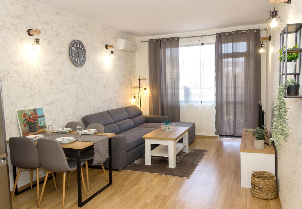 Bright 1-bedroom Flat With Balcony In Golden Sands