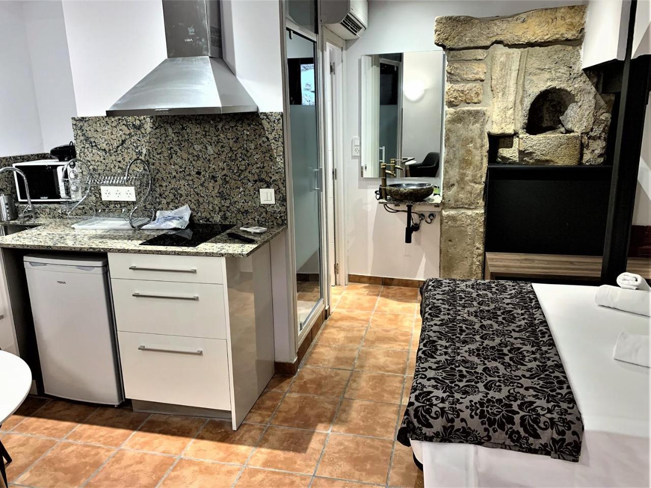 Planta Baja En La Muralla Romana Junto A La Catedral