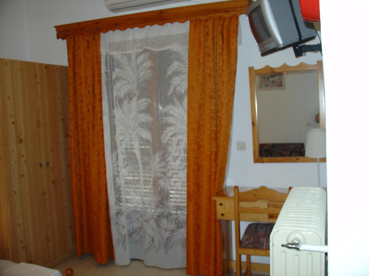 Zozas Rooms 3 *