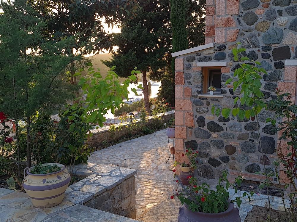 Edem Studios & Apartments 