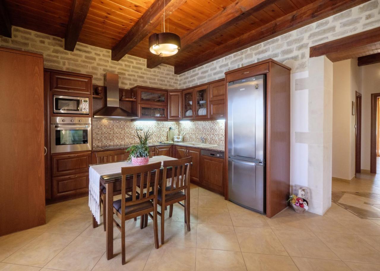 Villa Erofili 4 *