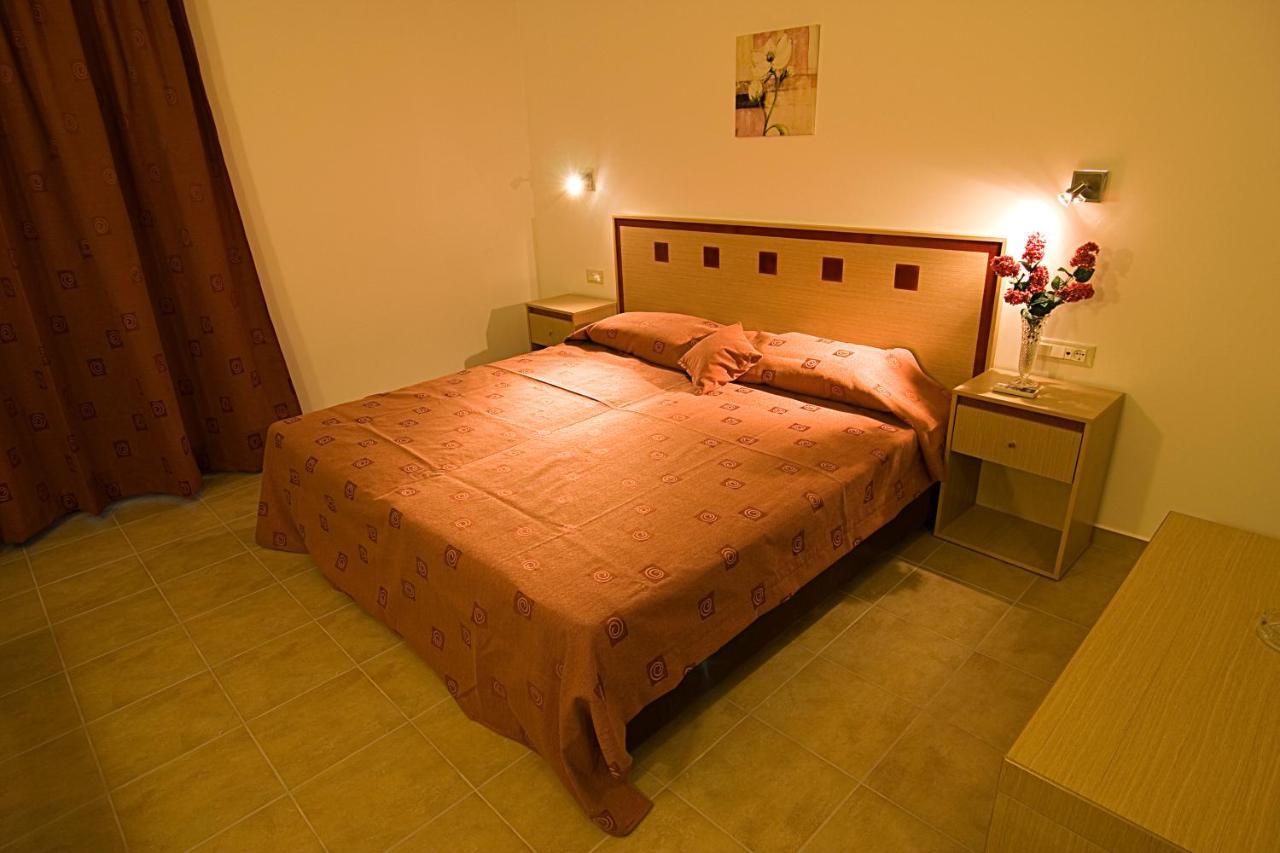 Sifis Studios Pefkos 