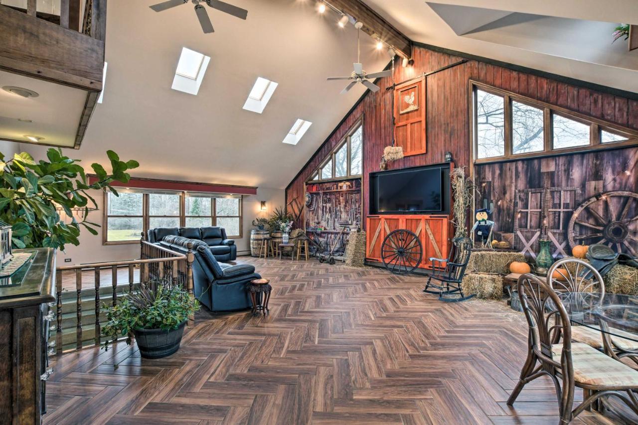 Pet-Friendly Bartlett Farmhouse with Deck! em Hanover-park
