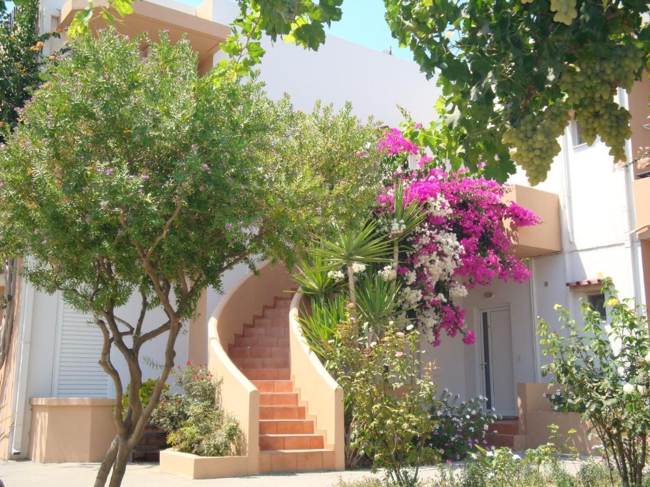 Yannis Apartments 