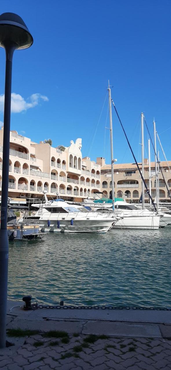 Les Iles D'or Au Port de Hyeres Grand Studio Climatise à Hyeres