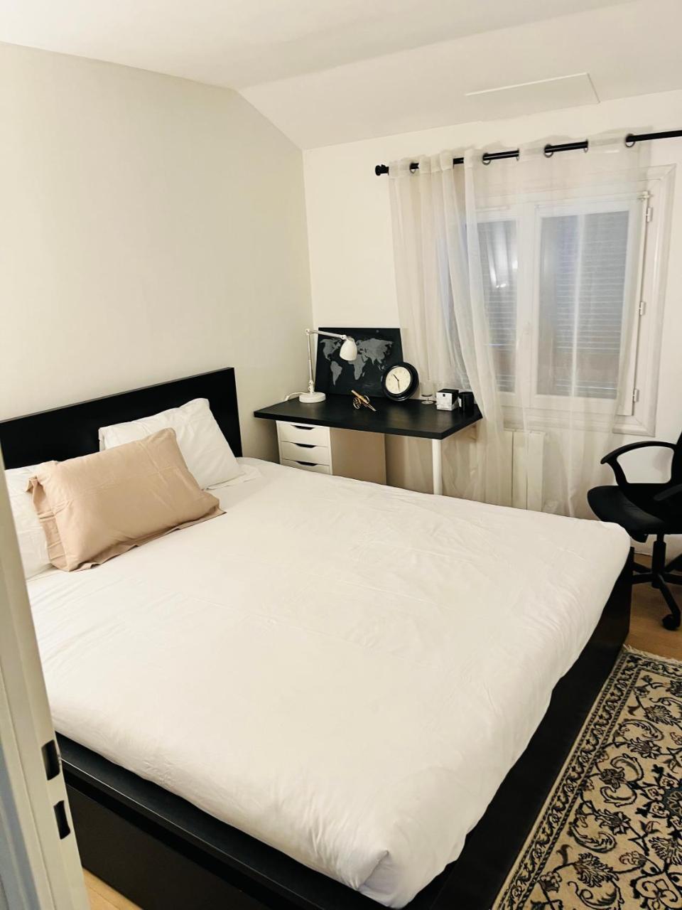 Private Rooms in a Tiny Home 4 Min Drive To Airport CDG ,1 Private Bathroom Ideal for Families And Friends em Roissy-en-france