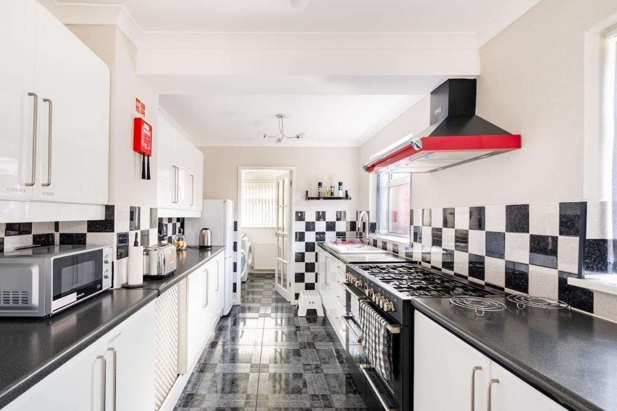 Spacious 5 Bedroom, 2 Living Room, Games Room in Wolverhampton
