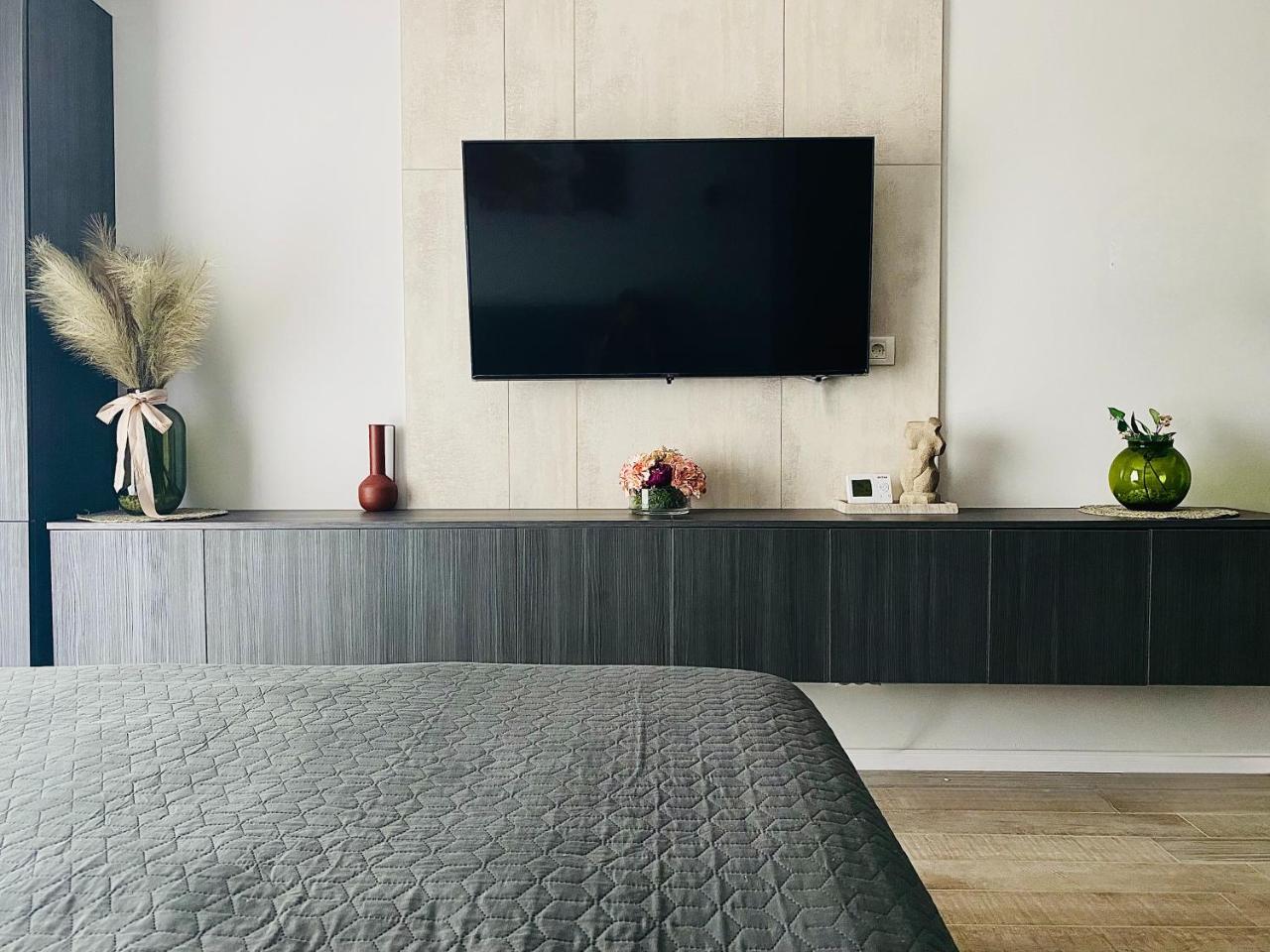 Evadari Urbane, 2 En-suite Studios, Cazino, Mamaia