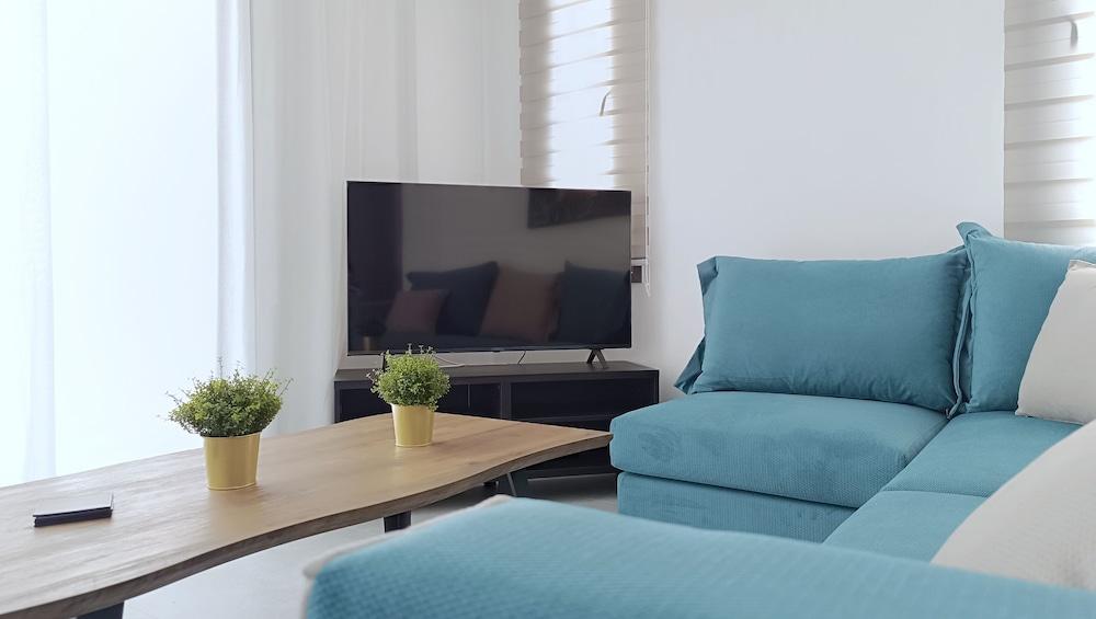 Larvella Estia Luxury Suites