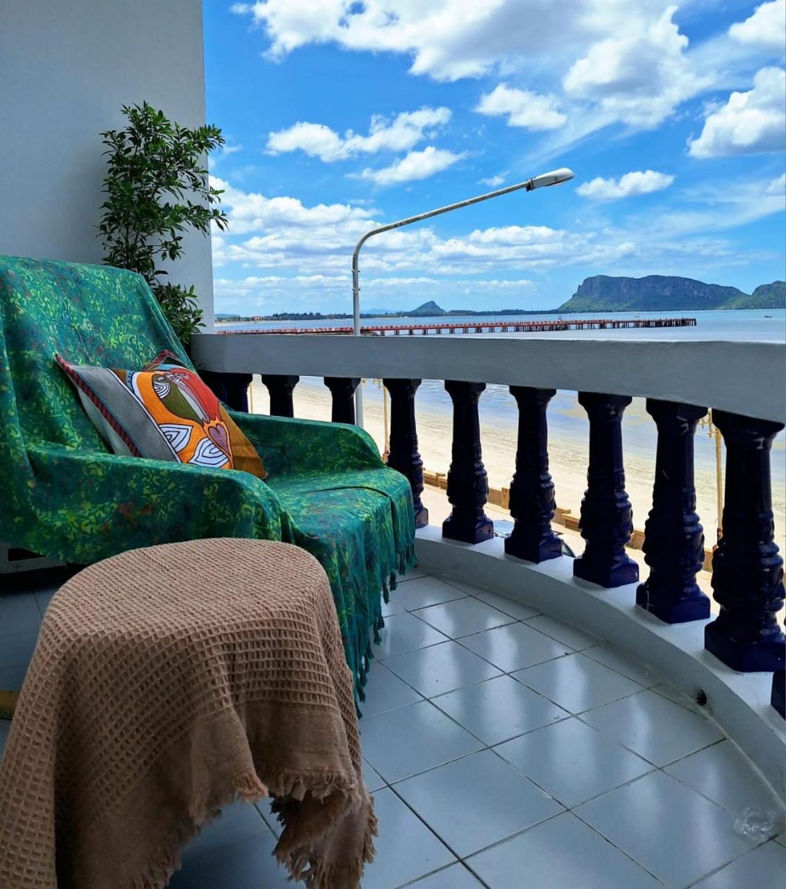 Fridays Guesthouse And Cafe