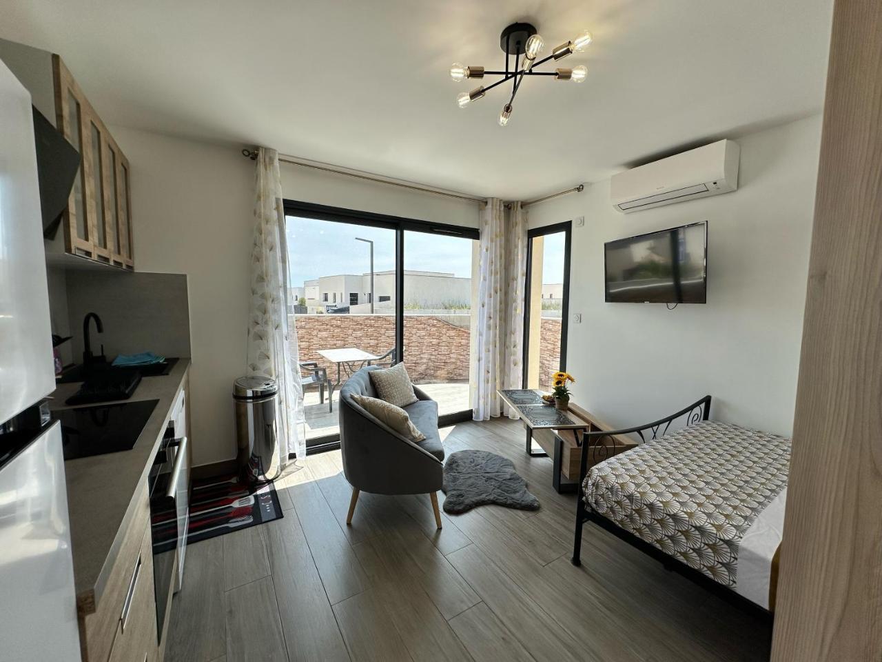 Studio Et Chambres V I P à Serignan
