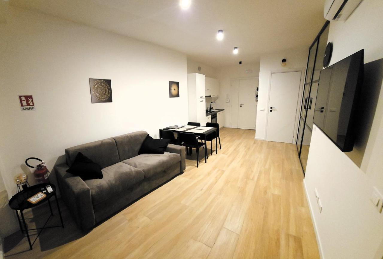 Lux Beach Apartment Black in Lido-di-ostia
